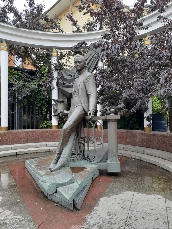На фото: памятник Леониду Собинову в Ярославле