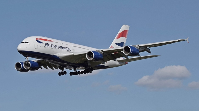 На фото: самолет авиакомпании British Airways в небе