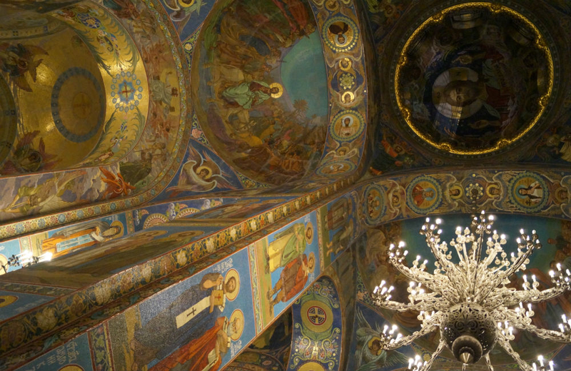 На фото: мозаика на стенах храма