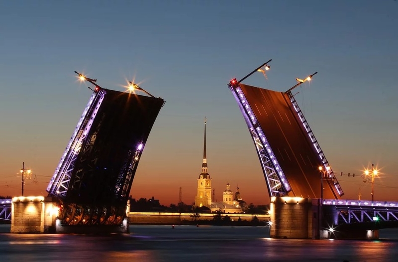На фото: белые ночи в Санкт-Петербурге, разводной мост над Невой открывает вид на Петропавловскую крепость