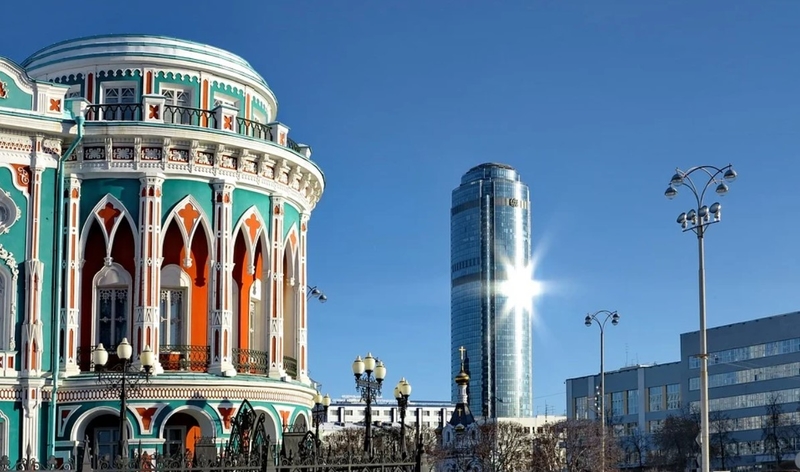 На фото: центр города Екатеринбурга, Дом Н. И. Севастьянова и небоскреб Высоцкий