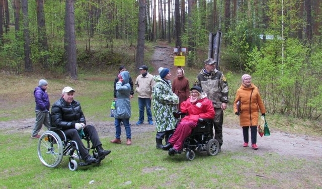 На фото: экскурсанты с инвалидными колясками тестируют адаптированный эко-маршрут в парке Бажовские места