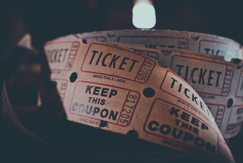 На фото: лента билетов в кинотеатр с надписью "Ticket" на английском языке на билетах