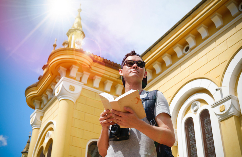 На фото: человек с книгой