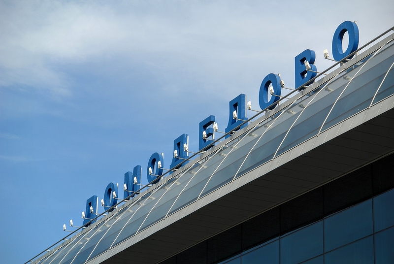 На фото: надпись большими буквами "Домодедово" на терминале аэропорта