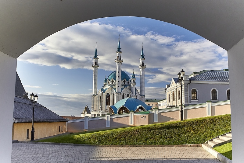 На фото: освещенная солцем мечеть Кул-Шариф в Казани
