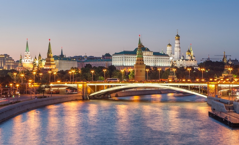На фото: Москва-река и Кремль сияющие огнями в сумерках