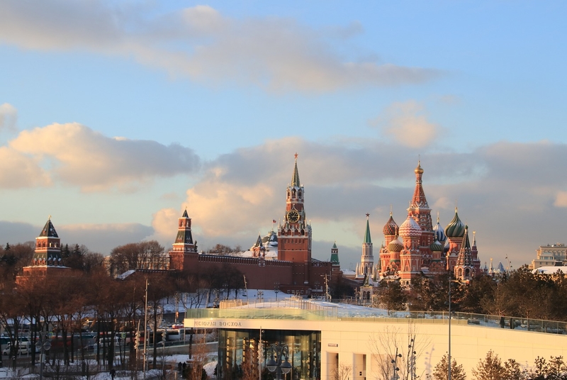 На фото: Москва, Кремль, солнечный зимний день