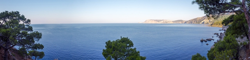 На фото: панорамный вид на море и скалистый берег в Крыму