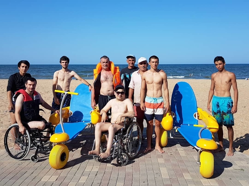 На фото: первые отдыхающие на колясках на новом доступном пляже 