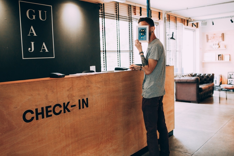 На фото: стойка ресепшен в отеле с надписью на английском: Chek-in
