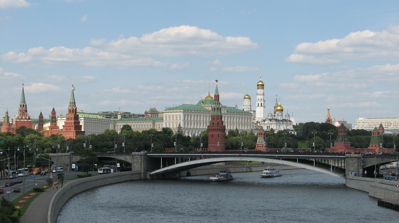 На фото: Москва, Кремль, река, мост