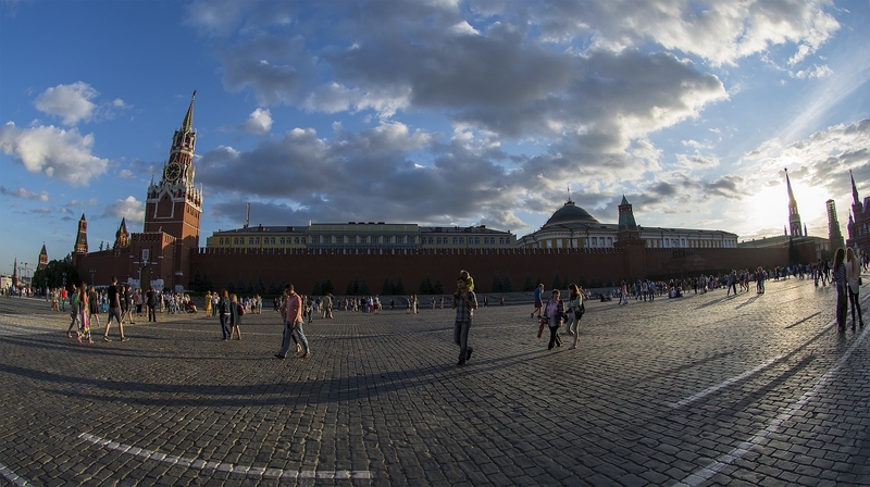 На фото: Москва, Красная площадь, Кремль, собор Василия Блаженного, по площади гуляют люди